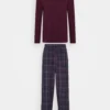 Pier One Pyjama - Bordeaux/Dark Blue -Pier One-Winkel 06bef4272d46448cb28fb055f1c1000a scaled
