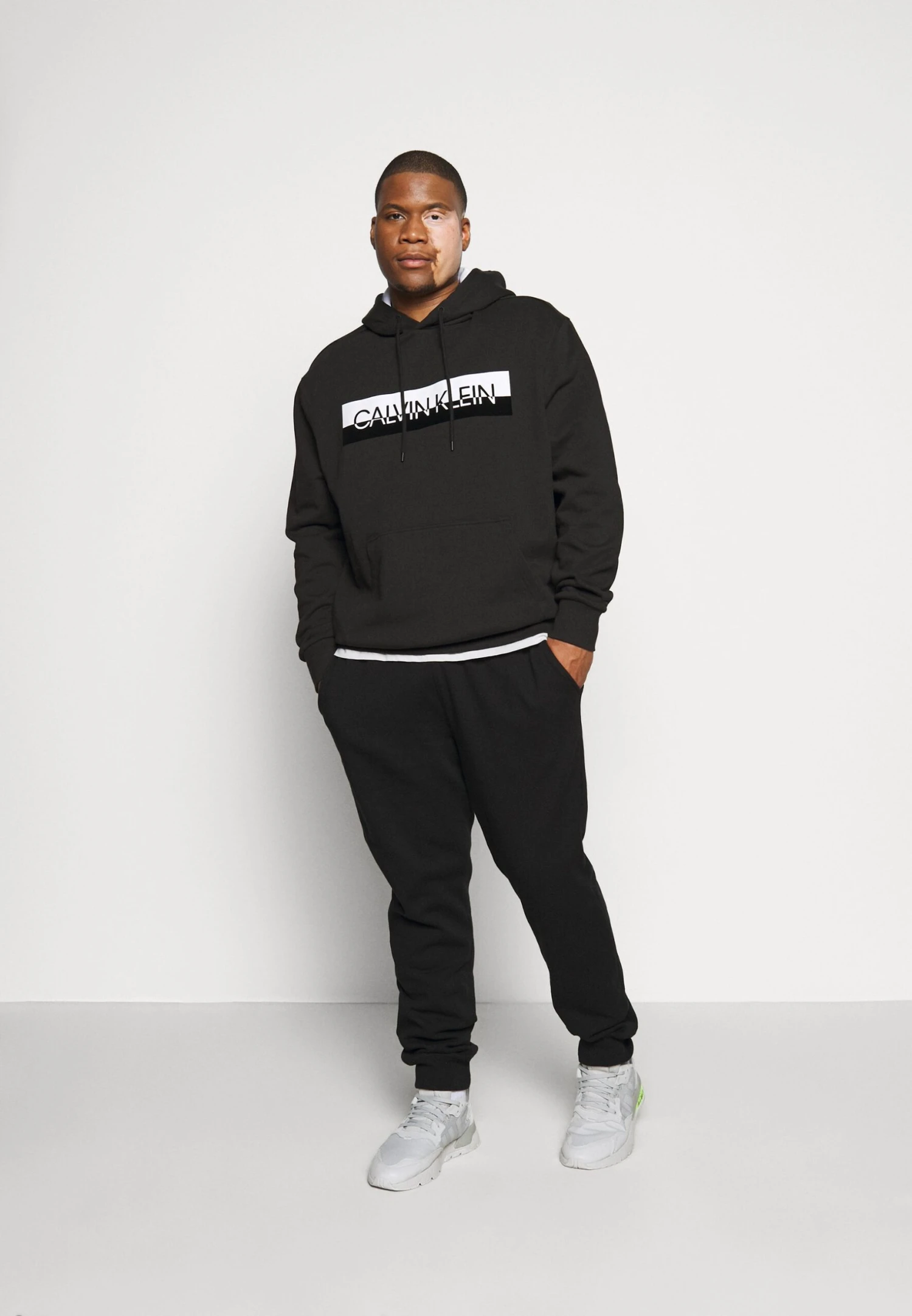 Trainingsbroek - Black Pier One Trainingsbroek - Black -Pier One-Winkel 1e8cfe62102646f6800f8fee463071ed scaled