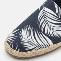 Pier One Unisex - Espadrilles - Dark Blue 7 Pier One Unisex - Espadrilles - Dark Blue -Pier One-Winkel 2434d4031c89494b93e7b492169b9010 scaled