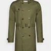 Pier One Trenchcoat - Olive -Pier One-Winkel 2e7f2178342842f1b2f76033769cafa7 scaled