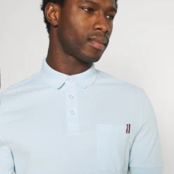 Pier One Tricolore Trim- Poloshirt - Light Blue 5 Pier One Tricolore Trim- Poloshirt - Light Blue -Pier One-Winkel 32d1577b86674768bcf0c67ea4ee557e scaled