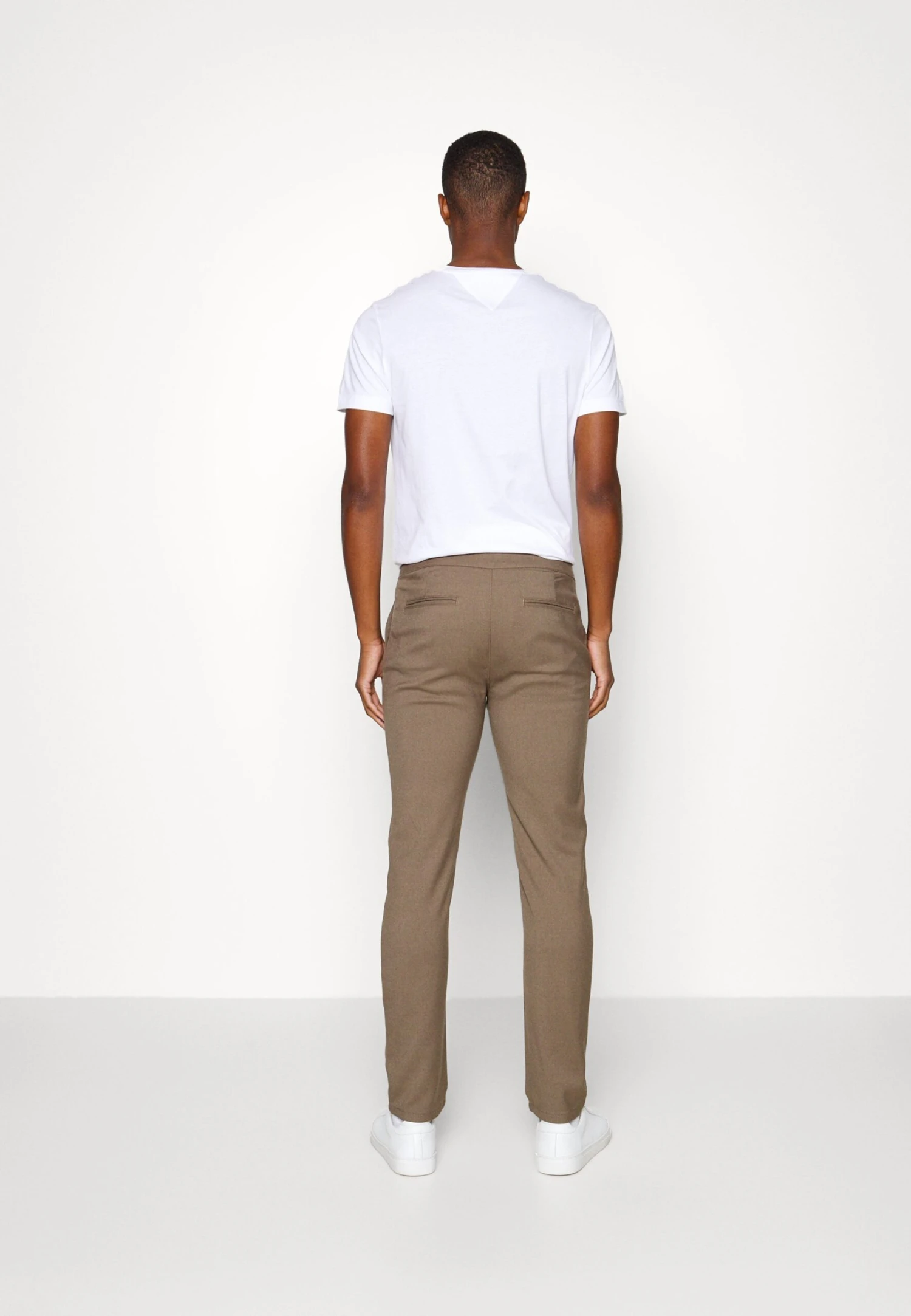 Chino - Brown Pier One Chino - Brown -Pier One-Winkel 3b1a04b6cea3448cbd280175ba3b1e46 scaled
