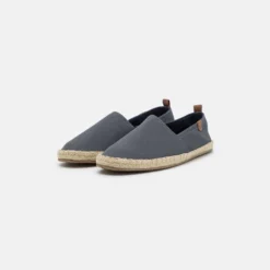 Pier One Unisex - Espadrilles - Dark Grey 3 Pier One Unisex - Espadrilles - Dark Grey -Pier One-Winkel 46bfff400620443292dd2a54f60bc593 scaled