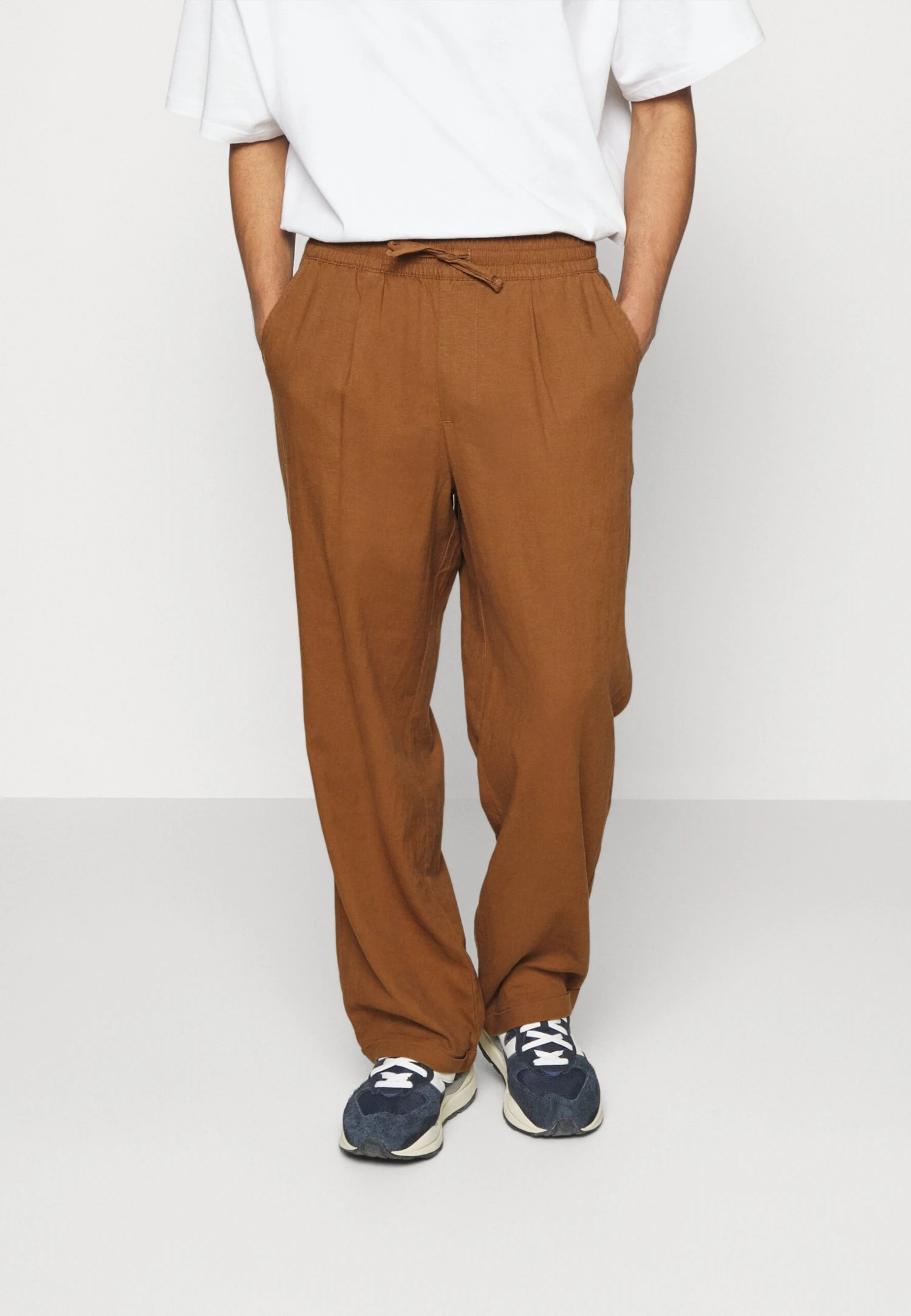Drawcord Trousers Linen Blend - Broek - Brown Pier One Drawcord Trousers Linen Blend - Broek - Brown -Pier One-Winkel 586f71f796054f71a542a56e44e8dbd6 scaled