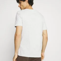 Pier One 5 Pack - T-Shirt Basic - Light Grey - 101_White - 001_Green - 602 -Pier One-Winkel 7e10cc405f4245428ef3f769088584b8 scaled