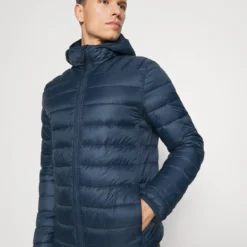 Pier One Lichte Jas - Blue -Pier One-Winkel e92ee0ace766468f8bfbdf694f3acf19 scaled