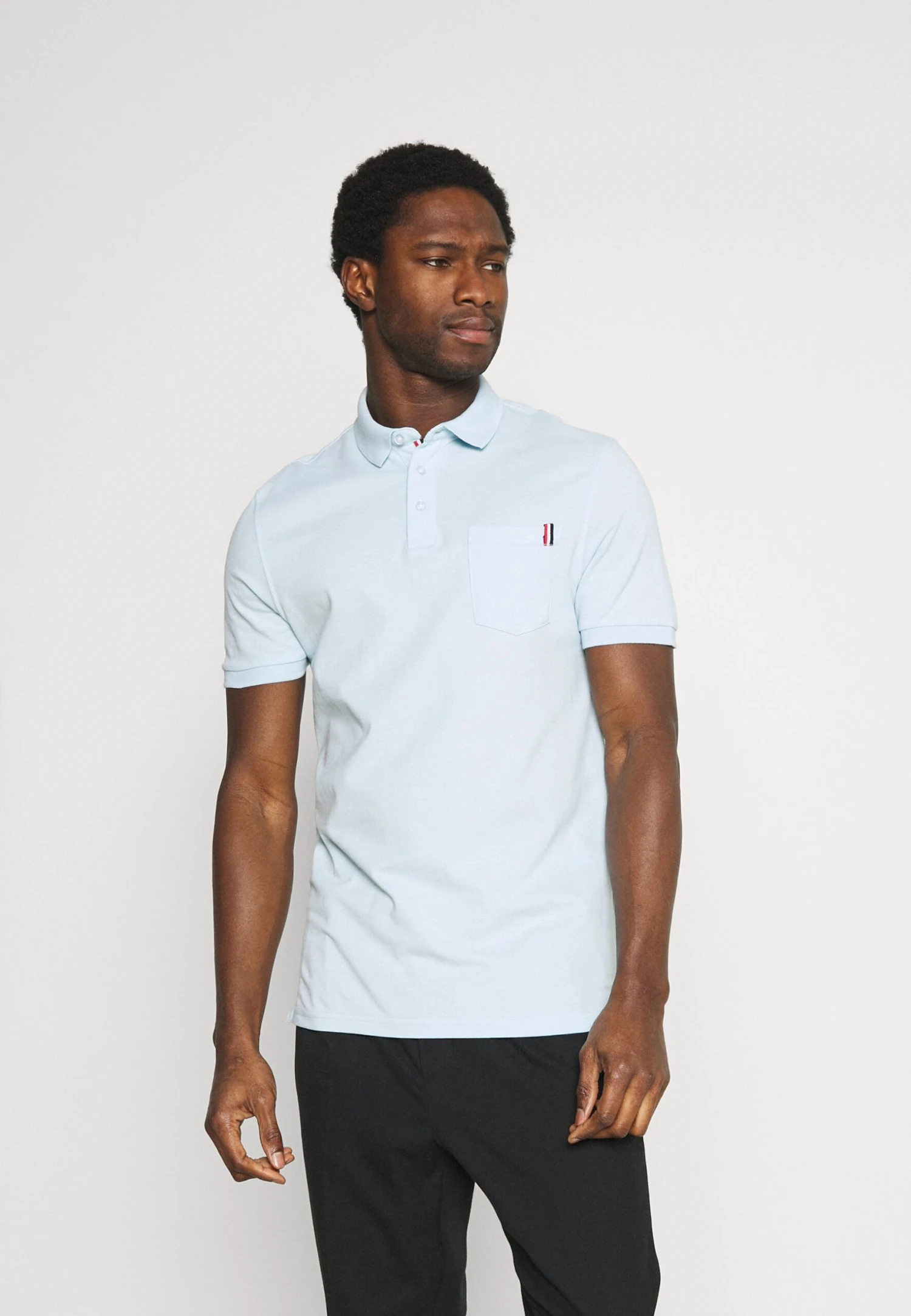Tricolore Trim- Poloshirt - Light Blue Pier One Tricolore Trim- Poloshirt - Light Blue -Pier One-Winkel f33aa115e71f4d91aa84ac5e17042552 scaled